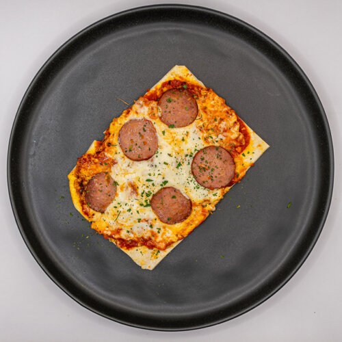 Turkey pepperoni flatbread pizza plated 2 500x500